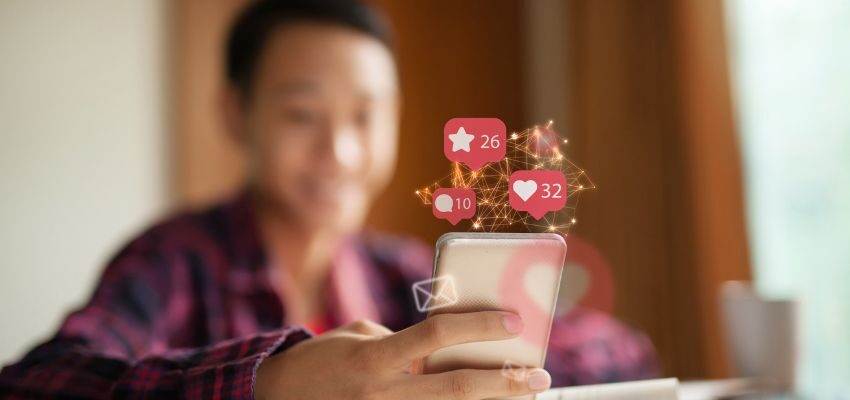 socialMedia-questions-to-ask (1) An influencer gets more reactions after asking engaging questions to his followers.