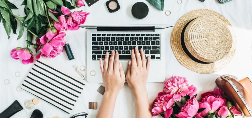 how submit blogs (2) A professional sends emails to businesses for guest posting.