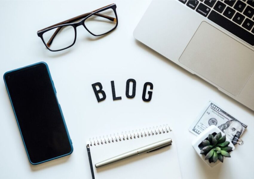 how submit blogs (3) A blogger's working desk.