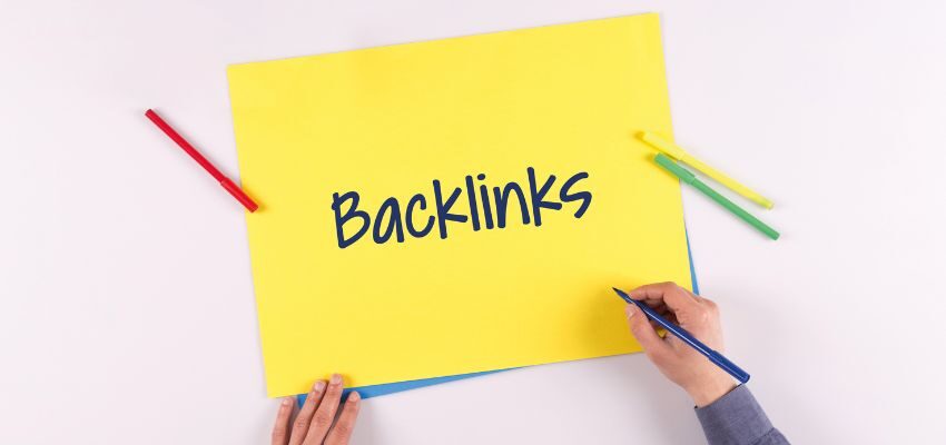 A yellow piece of paper with the word "backlinks" written on it.