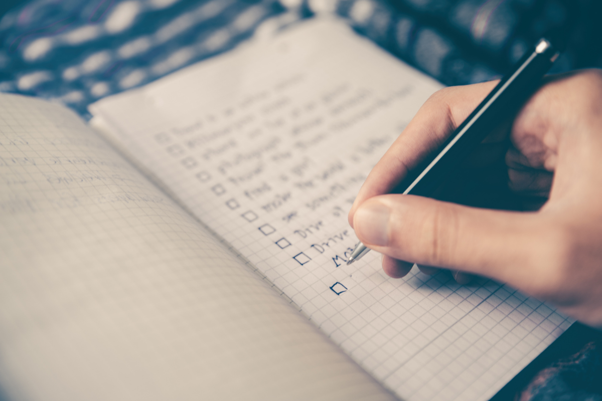 An entrepreneur makes a checklist before starting an online business.