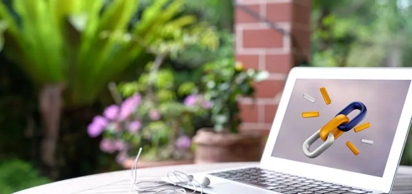 A laptop displaying a backlink icon.