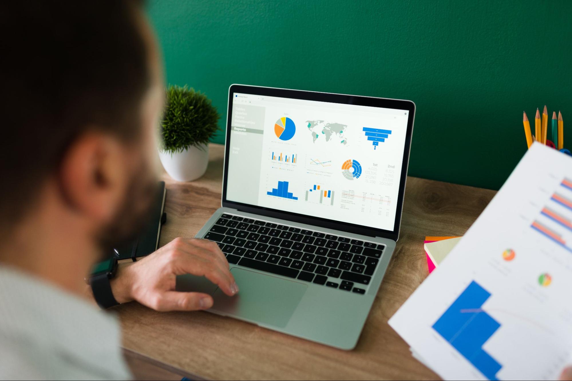 Person serp monitoring via graphs on his laptop