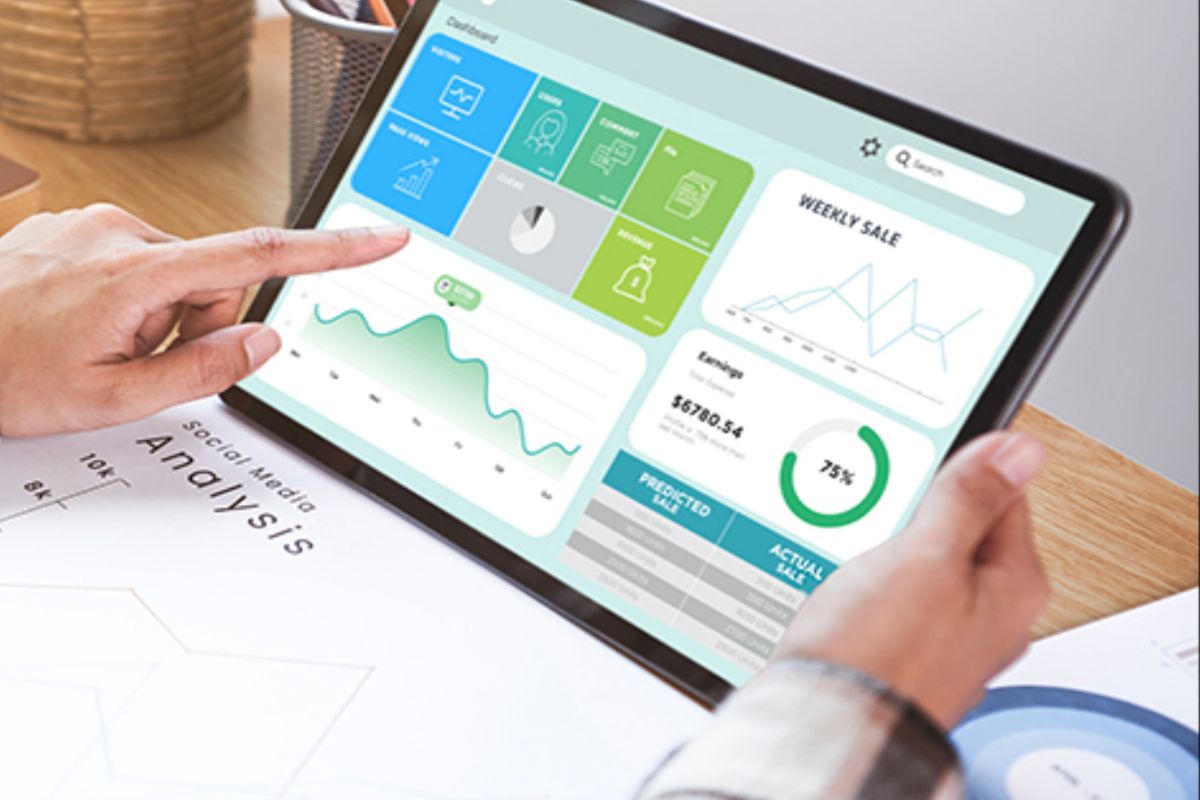 A digital marketer analyzes data.