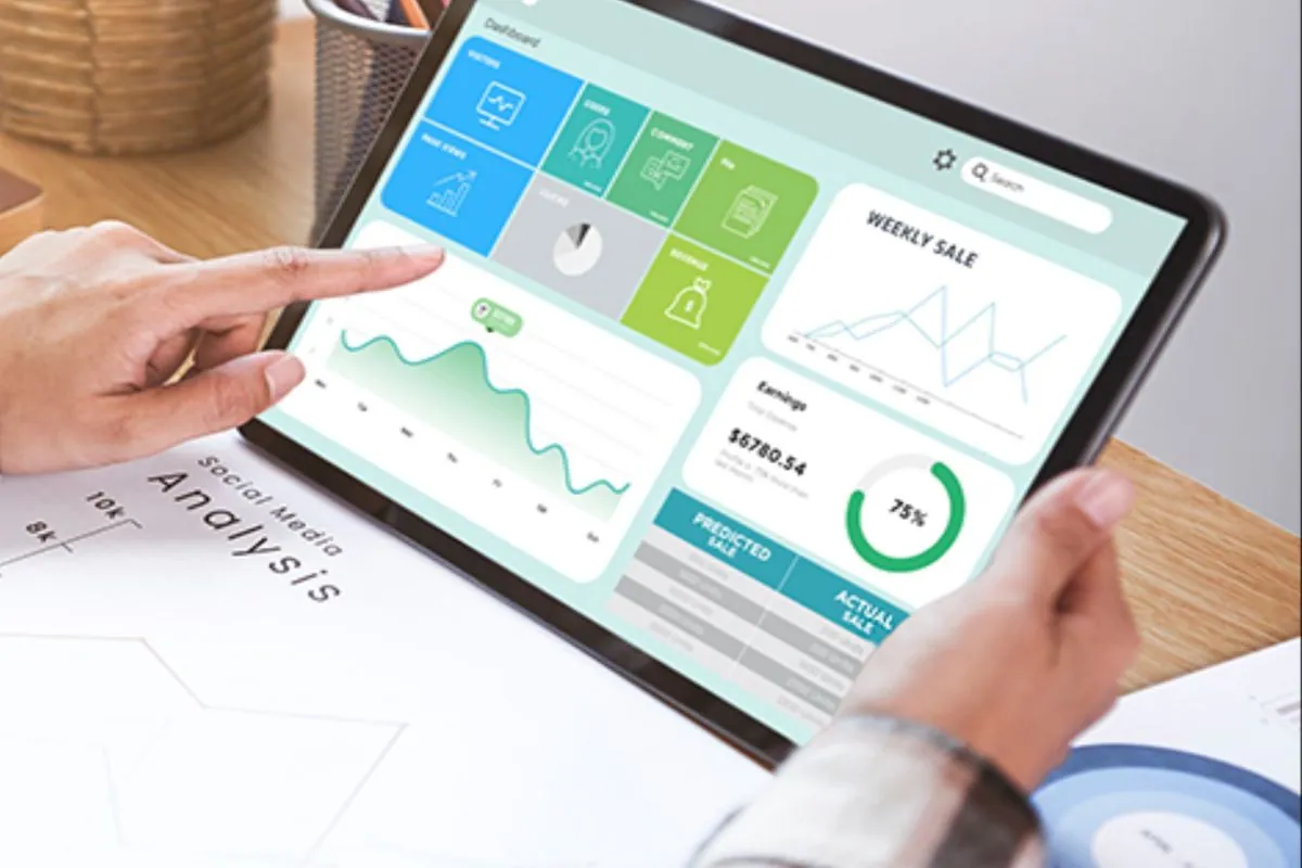 A digital marketer analyzes data.