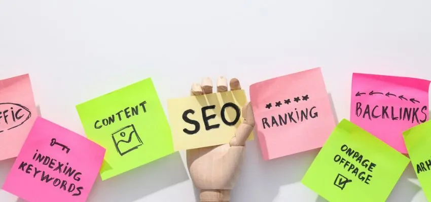 Sticky notes with SEO-related keywords.